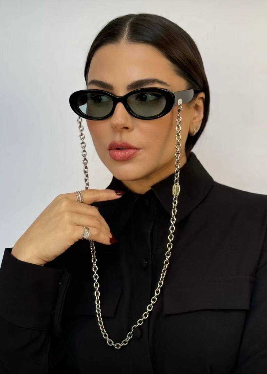 نظارة بيضاوية سوداء بسلسلة فضّية متدلّية