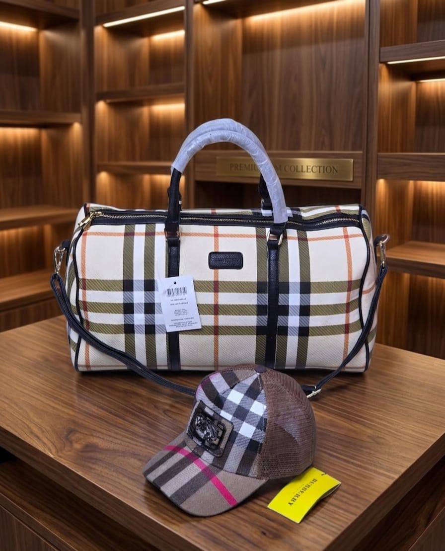 حقيبة دافل كبيرة بنقشة مربعات Burberry مع قبعة