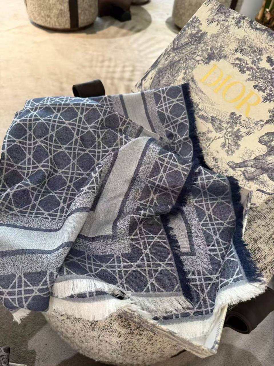 شال نسائي مطرّز
