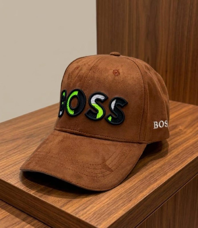 كاب هوغو بوس سويدي بنّي بشعار BOSS ملوّن