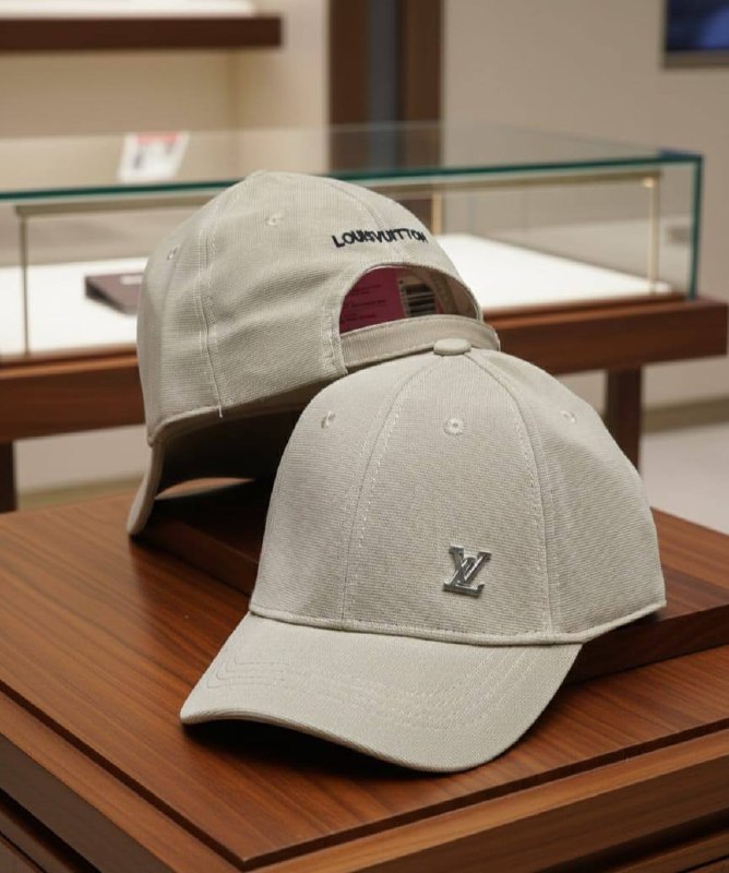 كاب لويس فيتون كريمي بشعار LV فضّي